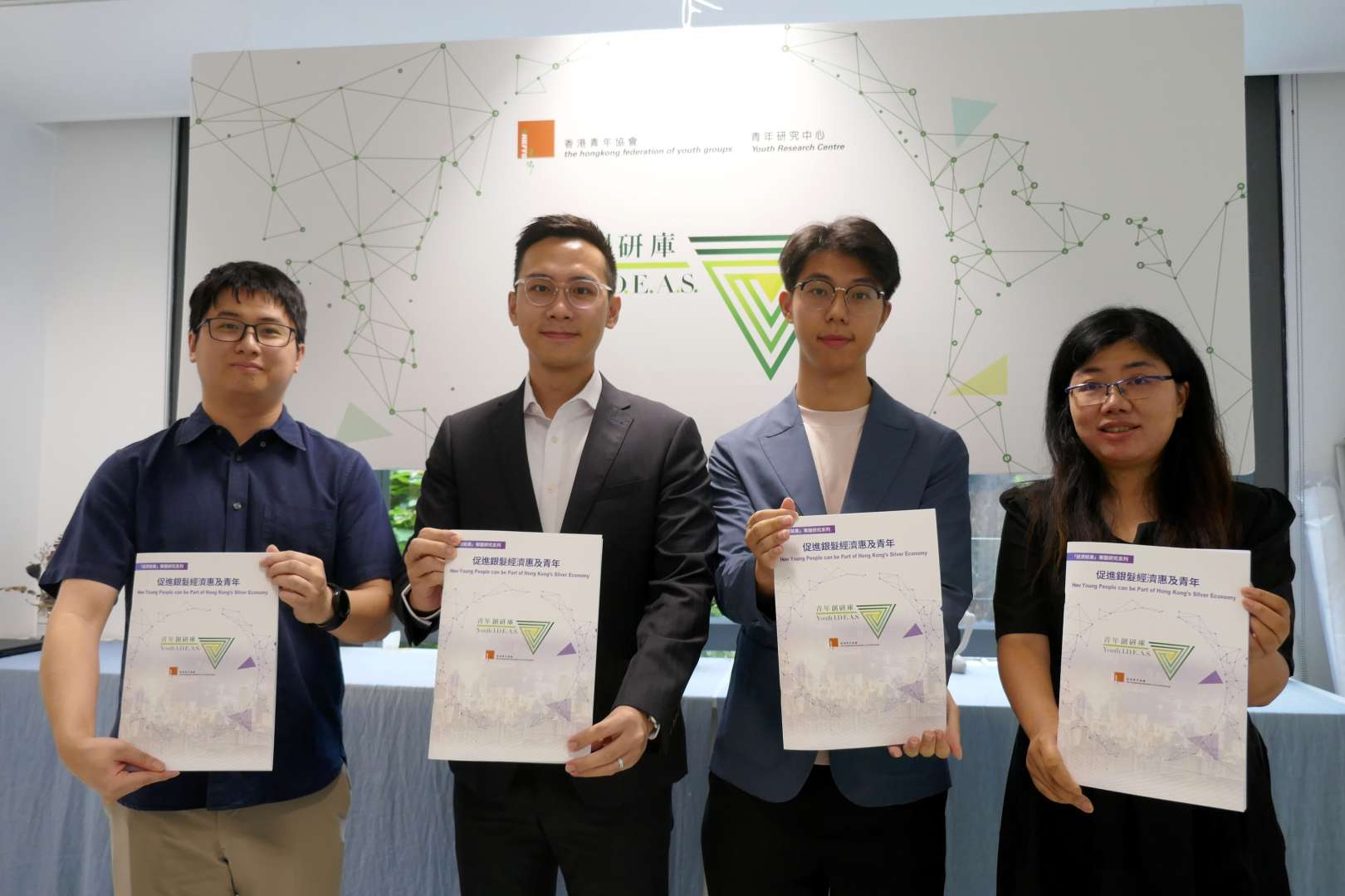 1_(左起)青協青年研究中心研究員陳宇謙、青年創研庫經濟就業組成員梁偉基、趙一嵐及廖智樑